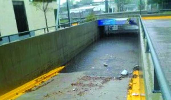 El túnel colapsado de agua durante una lluvia