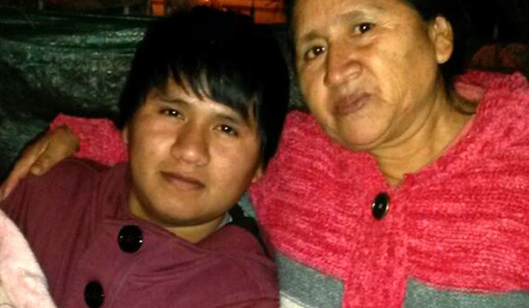 La víctima del crimen junto a su madre