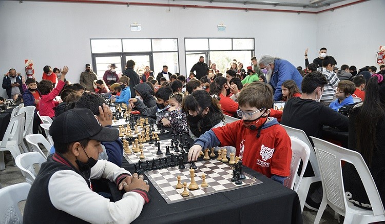 A quién favorece la enseñanza de ajedrez en la escuela?